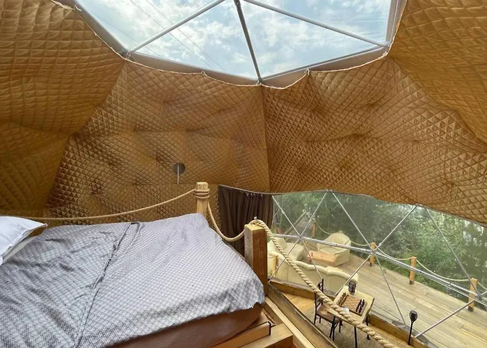 בית נופש View Dome Sleeps 6 -hot Tub -fireplace