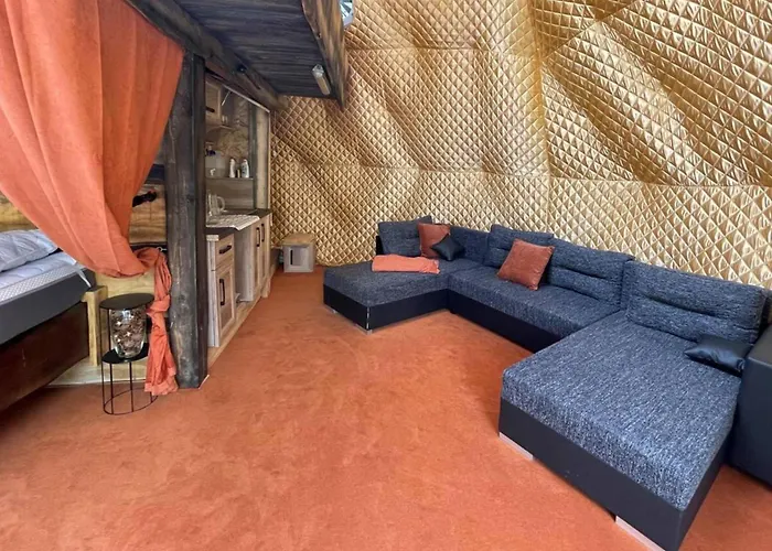בית נופש View Dome Sleeps 6 -hot Tub -fireplace